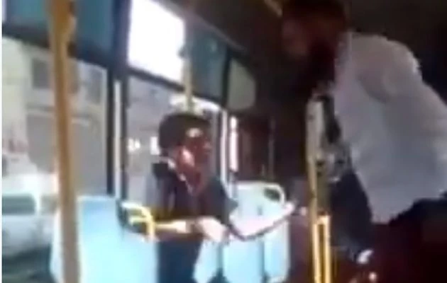 Τούρκος ισλαμιστής ξυλοκοπεί πιτσιρικά επειδή πούλαγε κουλούρια – Το παιδί ούρλιαζε από τον πόνο και έκλαιγε γοερά (βίντεο)